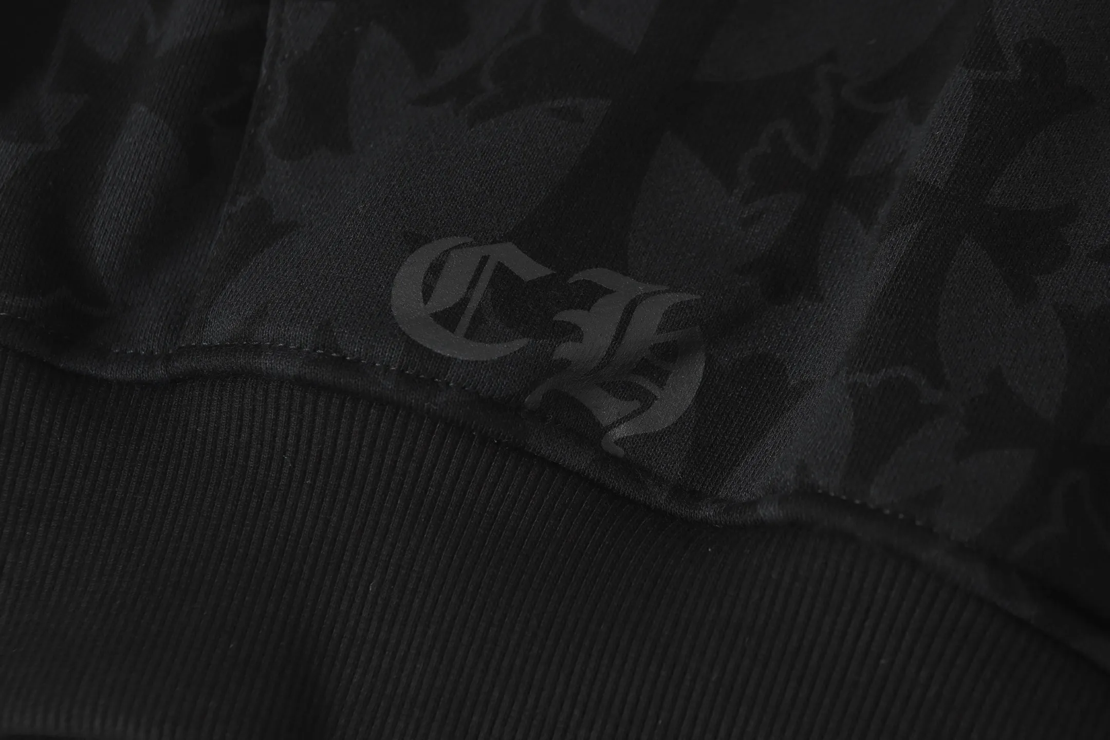 P280 #L3120 cross-border model. Those who pursue quality should not place an order. -Chrome Hearts/Chrome Heart Dark Pattern Cross✝️Horseshoe Sanskrit Hooded Sweatshirt -High weight, high density and high quality. The wool is soft, delicate and skin-friendly. It feels soft and silky. It has excellent warmth and skin-friendly properties.